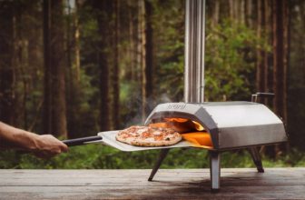 vedeldad pizzaugn i uteköket altandesign Ooni Karu 12 featured